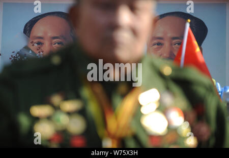 Die Chinesen vor einer Statue des Chinesischen verstorbenen Vorsitzenden Mao Zedong sammeln seinen 124. Geburtstag in Kunshan City, North China Shan Stockfoto