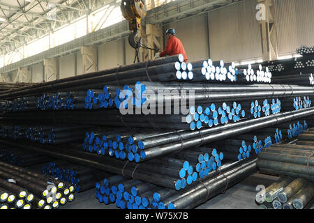 ---- Ein chinesischer Arbeiter leitet ein Kran Verstärken von Stahl Stäbe in einem Werk von dongbei Special Steel Group Co., Ltd. mit Sitz in Dalian zu exportiert werden. c Stockfoto