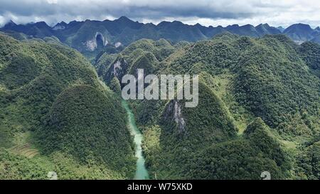 (190805)-BEIJING, August 5, 2019 (Xinhua) - Luftaufnahme auf Sept. 1, 2018 zeigt die malerischen Ort von Getu River mit karst Relief in Ziyun County, im Südwesten Chinas Provinz Guizhou. , Ein Binnenland der Provinz Guizhou im Südwesten Chinas, rühmt sich selbst mit großen Gebirge und Hügel, die für 92,5 Prozent der insgesamt in der Provinz. Als Pilot Zone der nationalen ökologischen Zivilisation, Guizhou hat in den letzten Jahren begangen worden ist, selbst entwickelt sich zu einem touristischen Ziel von Berg Tourismus weltweit bekannt zu sein. Grüne Entwicklung hat einen Namen Karte für Guizhou geworden, die Stockfoto