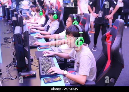 ---- Besucher online spielen Spiele im 15. China Digital Entertainment Expo, auch als ChinaJoy 2017 in Shanghai, China, 27. Juli 2017 bekannt. Stockfoto