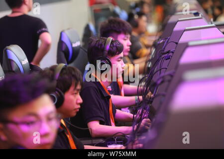 ---- Besucher online spielen Spiele im 15. China Digital Entertainment Expo, auch als ChinaJoy 2017 in Shanghai, China, 27. Juli 2017 bekannt. Stockfoto
