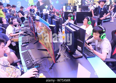 ---- Besucher online spielen Spiele im 15. China Digital Entertainment Expo, auch als ChinaJoy 2017 in Shanghai, China, 27. Juli 2017 bekannt. Stockfoto