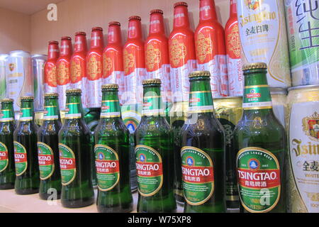 ------ Flaschen Tsingtao Beer Tsingtao Brewery sind auf der China International Essen Ausstellung 2017 in Shanghai, China, 17. November 2017. Stockfoto