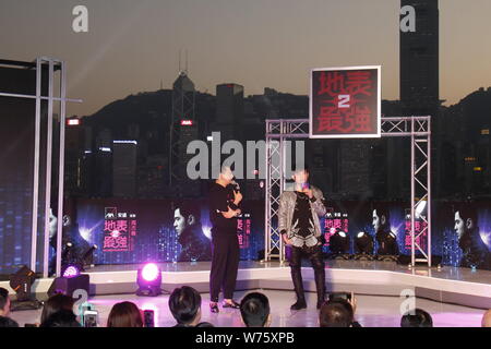 Taiwanesische Sängerin Jay Chou, rechts, besucht eine Pressekonferenz für "Die Unbesiegbaren 2'Jay Chou Konzertreise 2018 in Hongkong, China, 8. Dezember 2017. Stockfoto