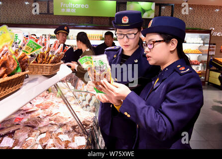 Chinesischen Strafverfolgungsbehörden prüfen die Qualität von Fleisch in einem Supermarkt in Shijiazhuang City, North China Provinz Hebei, 27. Dezember 2017. Ch Stockfoto