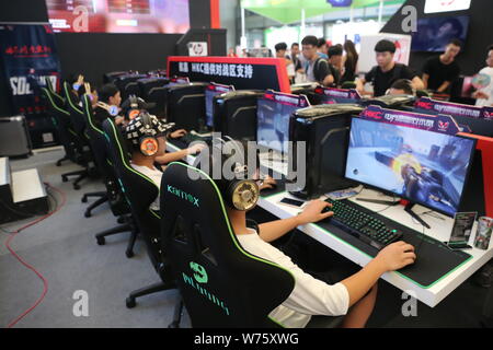 ---- Besucher online spielen Spiele im 15. China Digital Entertainment Expo, auch als ChinaJoy 2017 in Shanghai, China, 27. Juli 2017 bekannt. Stockfoto