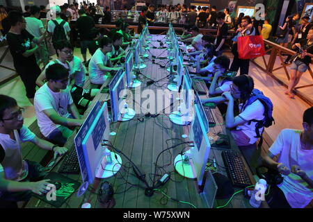 ---- Besucher online spielen Spiele im 15. China Digital Entertainment Expo, auch als ChinaJoy 2017 in Shanghai, China, 27. Juli 2017 bekannt. Stockfoto
