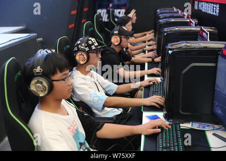 ---- Besucher online spielen Spiele im 15. China Digital Entertainment Expo, auch als ChinaJoy 2017 in Shanghai, China, 27. Juli 2017 bekannt. Stockfoto