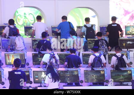 ---- Besucher online spielen Spiele im 15. China Digital Entertainment Expo, auch als ChinaJoy 2017 in Shanghai, China, 27. Juli 2017 bekannt. Stockfoto