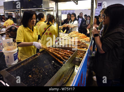 Einheimische und Ausländer besuchen den Stand der Aussteller aus verschiedenen Ländern während des 15 Hong Kong Food Festival an der Hong Kong Kloster Stockfoto