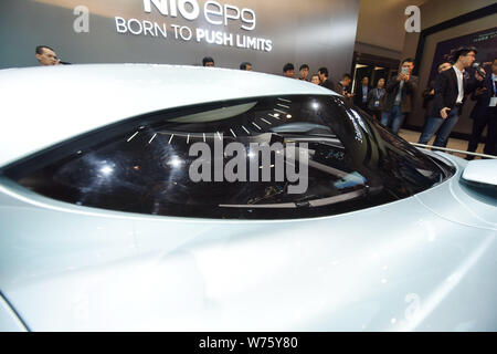 ---- Besucher Blick an einem NextEV Nio EP9 Supercar auf dem Display während ein Automobil Ausstellung in Hangzhou City, East China Zhejiang provinc Stockfoto