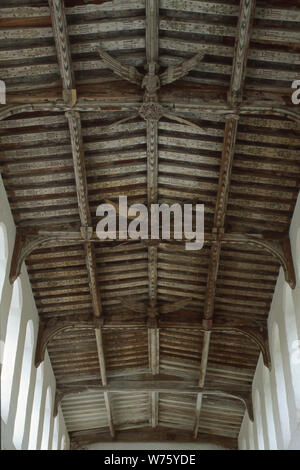 Aus Holz geschnitzte Engel an der Decke der Kirche der Heiligen Dreifaltigkeit Blythburgh Suffolk, Großbritannien. Stockfoto