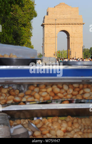 Pani Puris Verkauf am Denkmal, India Gate, Neu-Delhi, Indien Stockfoto