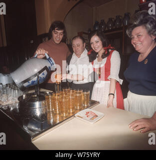 Bata Illic (l) am 29. Januar 1971 in einem Apple Wein Restaurant in Frankfurt am Main. Er wurde am 30. September 1939 in Belgrad (Jugoslawien) geboren. | Verwendung weltweit Stockfoto