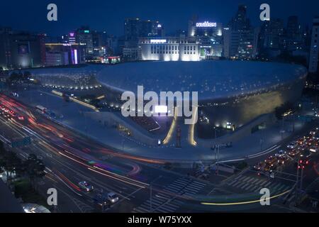 Die neo-futuristischen Dongdaemun Design Plaza, von Zaha Hadid entworfen, im Mai 2019. | Verwendung weltweit Stockfoto