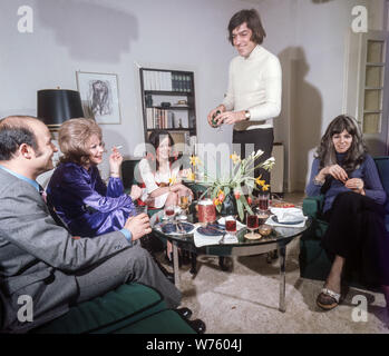 Bata Illic (stehend) und seine Frau Olga (r) mit Freunden in ihrer Wohnung in Frankfurt am Main am 29. Januar 1971. Er wurde am 30. September 1939 in Belgrad (Jugoslawien) geboren. | Verwendung weltweit Stockfoto