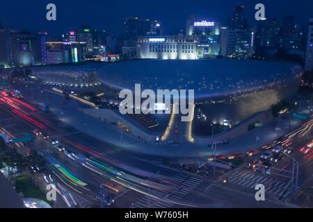 Die neo-futuristischen Dongdaemun Design Plaza, von Zaha Hadid entworfen, im Mai 2019. | Verwendung weltweit Stockfoto