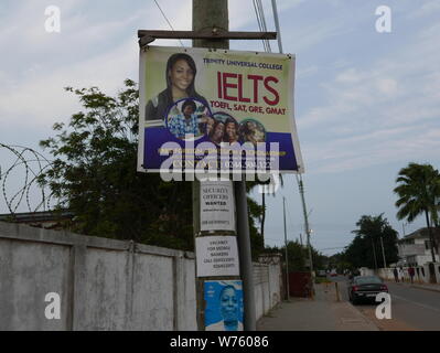 Street Scene im aufstrebenden Stadtteil von Osu in Accra, Ghana, im August 2018. | Verwendung weltweit Stockfoto