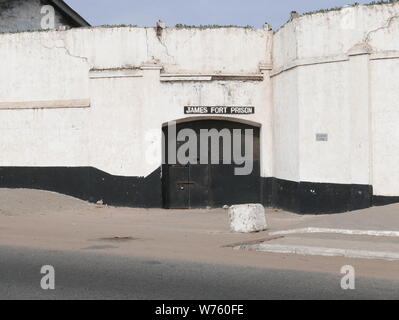 Street Scene mit dem James Fort Gefängnis in Jamestown, wahrscheinlich der älteste Stadtteil von Accra (Ghana) im August 2018. | Verwendung weltweit Stockfoto