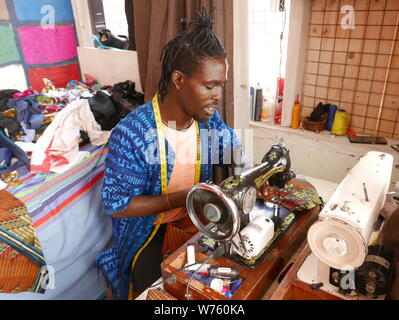 Sam ist eine maßgeschneiderte und stolzer Besitzer eines kleinen maßgeschneiderte Workshops in Osu, einem aufstrebenden Stadtteil von Accra. 16. August 2918. | Verwendung weltweit Stockfoto