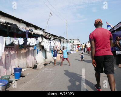 Straßenszene in Jamestown, wahrscheinlich der älteste Stadtteil von Accra (Ghana) im August 2018. | Verwendung weltweit Stockfoto