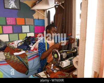 Sam ist eine maßgeschneiderte und stolzer Besitzer eines kleinen maßgeschneiderte Workshops in Osu, einem aufstrebenden Stadtteil von Accra. 16. August 2918. | Verwendung weltweit Stockfoto