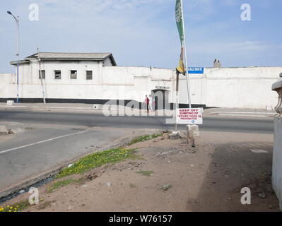 Street Scene mit dem James Fort Gefängnis in Jamestown, wahrscheinlich der älteste Stadtteil von Accra (Ghana) im August 2018. | Verwendung weltweit Stockfoto