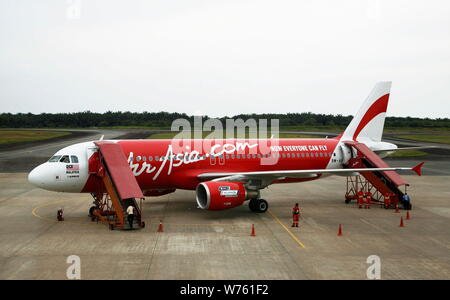 ------ Boden Crew Mitglieder überprüfen ein Passagier Jet von AirAsia am Internationalen Flughafen Kuala Lumpur in Kuala Lumpur, Malaysia, 13. Februar 2009. Stockfoto