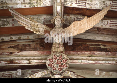 Aus Holz geschnitzte Engel an der Decke der Kirche der Heiligen Dreifaltigkeit Blythburgh Suffolk, Großbritannien. Stockfoto