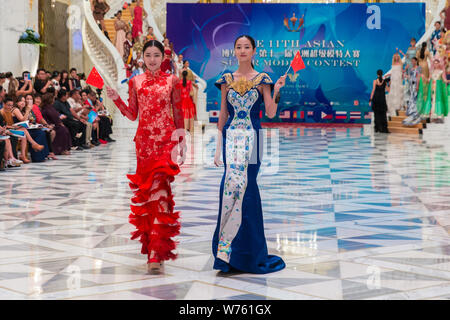 Kandidaten Anzeige Kreationen während des 11 asiatische Supermodel Contest im Imperial Palace in Saipan, Nördliche Marianen, 16. Dezember 2017. Ein t Stockfoto