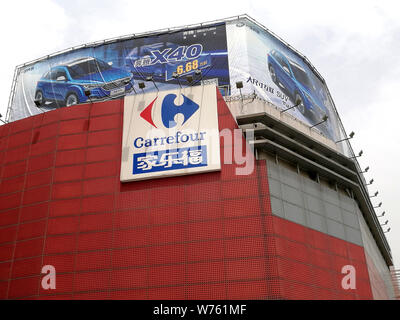 ---- Blick auf einen Supermarkt der Carrefour in Shangrila Stadt, der ostchinesischen Provinz Anhui, 6. Mai 2017. Einzelhandelsunternehmen Carrefour am Donnerstag (21 Decemb Stockfoto