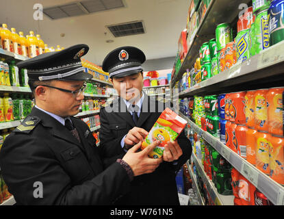 ------ Chinesische Polizeibeamte prüfen die Qualität von Getränken in einem Supermarkt in der Stadt Zaozhuang, Provinz Shandong im Osten Chinas, 18. Januar Stockfoto