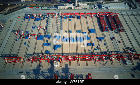 Luftaufnahme von Behältern an der vierten Phase des Yangshan Deep-Water-Port, der weltweit größte automatisierte Cargo wharf Probebetrieb starten, in Stockfoto