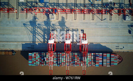 Luftaufnahme von Behältern an der vierten Phase des Yangshan Deep-Water-Port, der weltweit größte automatisierte Cargo wharf Probebetrieb starten, in Stockfoto