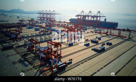 Luftaufnahme von Behältern an der vierten Phase des Yangshan Deep-Water-Port, der weltweit größte automatisierte Cargo wharf Probebetrieb starten, in Stockfoto