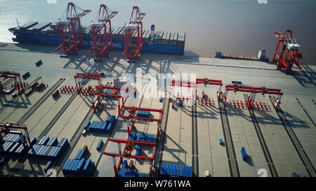 Luftaufnahme von Behältern an der vierten Phase des Yangshan Deep-Water-Port, der weltweit größte automatisierte Cargo wharf Probebetrieb starten, in Stockfoto