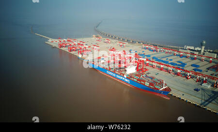 Luftaufnahme von Behältern an der vierten Phase des Yangshan Deep-Water-Port, der weltweit größte automatisierte Cargo wharf Probebetrieb starten, in Stockfoto