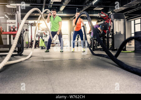 Trainieren Sie im Fitnessraum Stockfoto