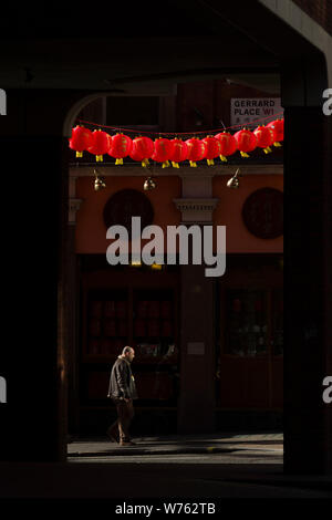 Chinesische Laternen für das chinesische Neujahr, Chinatown, Gerrard Street, London, Großbritannien Stockfoto