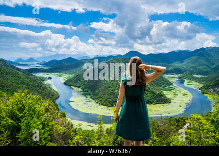 Montenegro, hübsche junge Frau mit langem Haar an crnojevica Fluss Wasser Schlaufe, Pavlova strana über dem grünen Tal im Nationalpark Skadar-see Stockfoto