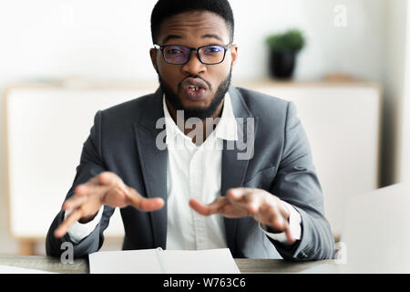 Portrait von stattlichen Geschäftsmann in Kamera und Reden Stockfoto