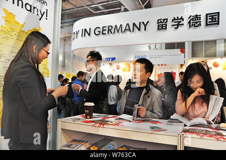 ---- Leute besuchen einen Stand im Ausstellungsbereich für Deutschland während der China Education Expo 2015 (CEE) in Shanghai, China, 31. Oktober 2015. Mehr Stockfoto