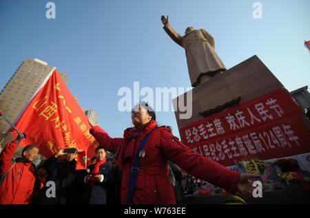 Die Chinesen vor einer Statue des Chinesischen verstorbenen Vorsitzenden Mao Zedong sammeln seinen 124. Geburtstag in Kunshan City, North China Shan Stockfoto