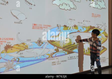 Eine touristische Erfahrungen VR (Virtual Reality) Technologie im Zoo von Guangzhou in Guangzhou City, die südchinesische Provinz Guangdong, 25. Dezember 2017. Ein Stockfoto