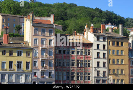 Gebäude in der Altstadt, Lyon, Frankreich gesehen von der anderen Seite der Rhone Stockfoto