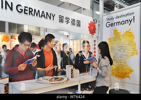 ---- Leute besuchen einen Stand im Ausstellungsbereich für Deutschland während der China Education Expo 2015 (CEE) in Shanghai, China, 31. Oktober 2015. Mehr Stockfoto