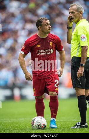 LONDON, ENGLAND - AUGUST 04: Xherdan Shaqiri von Liverpool und Schiedsrichter Martin Atkinson während der FA Community Shield Match zwischen Liverpool und Manchester City im Wembley Stadion am 4. August 2019 in London, England. (Foto von Sebastian Frej/MB Medien) Stockfoto