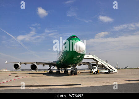 --FILE - eine Boeing 747 Frachtmaschine von Jade Cargo International abgebildet ist auf dem Internationalen Flughafen Shanghai Pudong in Shanghai, China, 21. Oktober Stockfoto