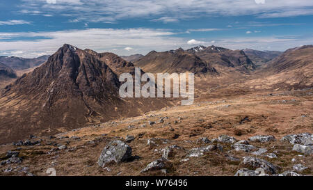 Auf der Suche Glencoe von den Hängen des Beinn a Chrulaiste in den schottischen Highlands Stockfoto