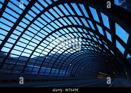 Innenansicht des 3101 Meter langen Tunnel, der Jiangshuiquan sagte, ist der längste Tunnel mit Twin, Bohrung und acht Bahnen der Welt, unter c Stockfoto